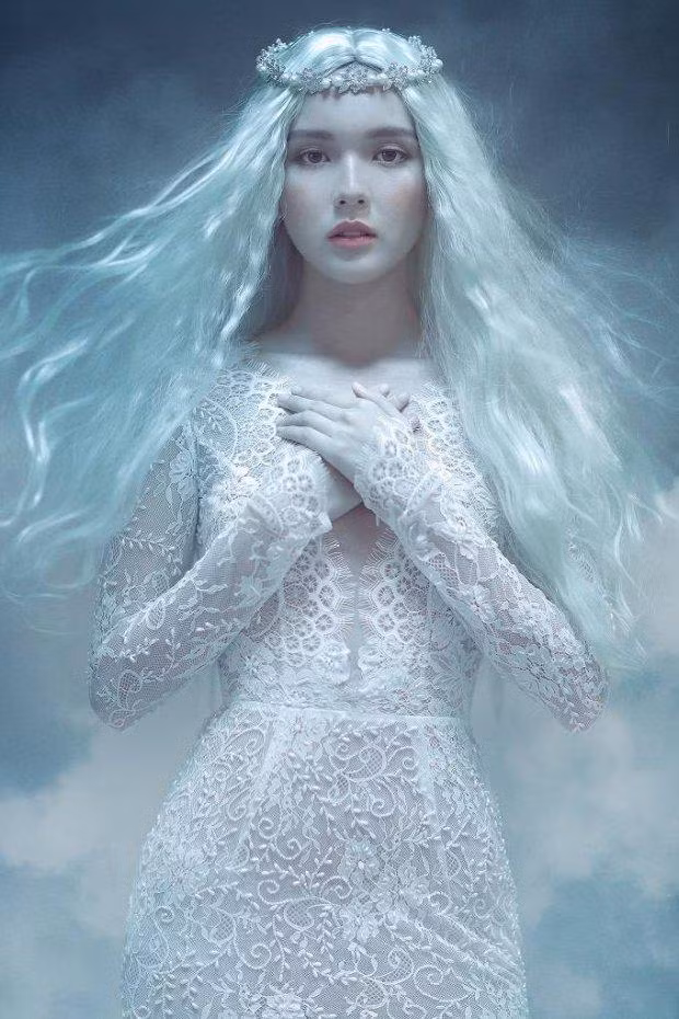 Hải Tú khoác lên mình những bộ váy cưới quyến rũ của Chung Thanh Phong. Với chất liệu ren cao cấp, kỹ thuật đính kết tinh xảo, đắp ren và hoa 3D độc đáo, những mẫu áo cưới này mang đến cho người mặc vẻ đẹp mong manh, tinh khiết và đầy quyến rũ.