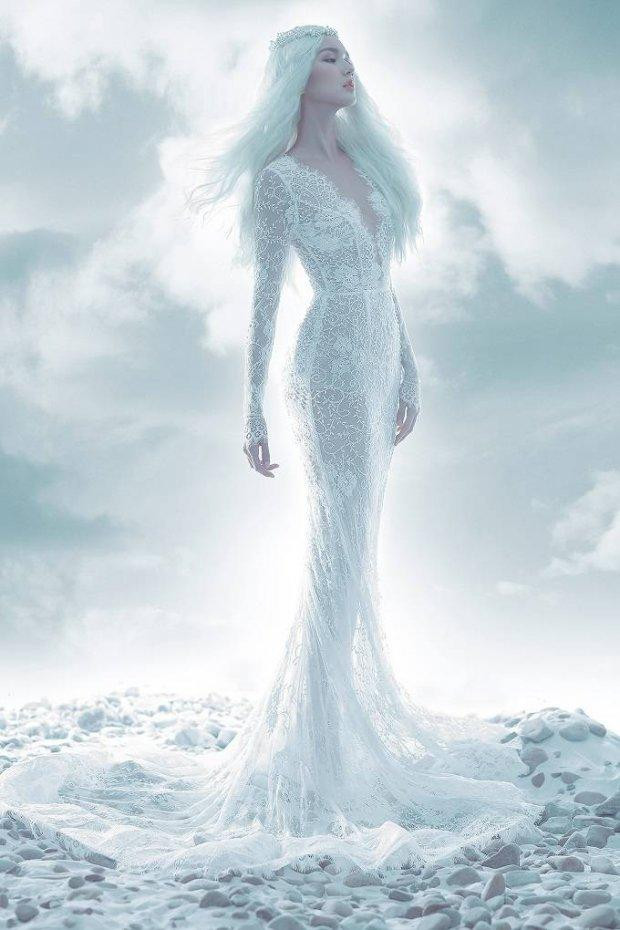 Ngoài ra, một bộ ảnh khác cũng vào tầm ngắm và bỗng nhiên hót hòn họt trở lại. Hải Tú hóa nàng thơ của NTK Chung Thanh Phong trong chiếc đầm trắng chất liệu ren tinh xảo và cao cấp. Bộ ảnh này được thực hiện từ năm 2015. Trông Hải Tú như một nữ thần thực thụ cùng nhan sắc siêu thực.