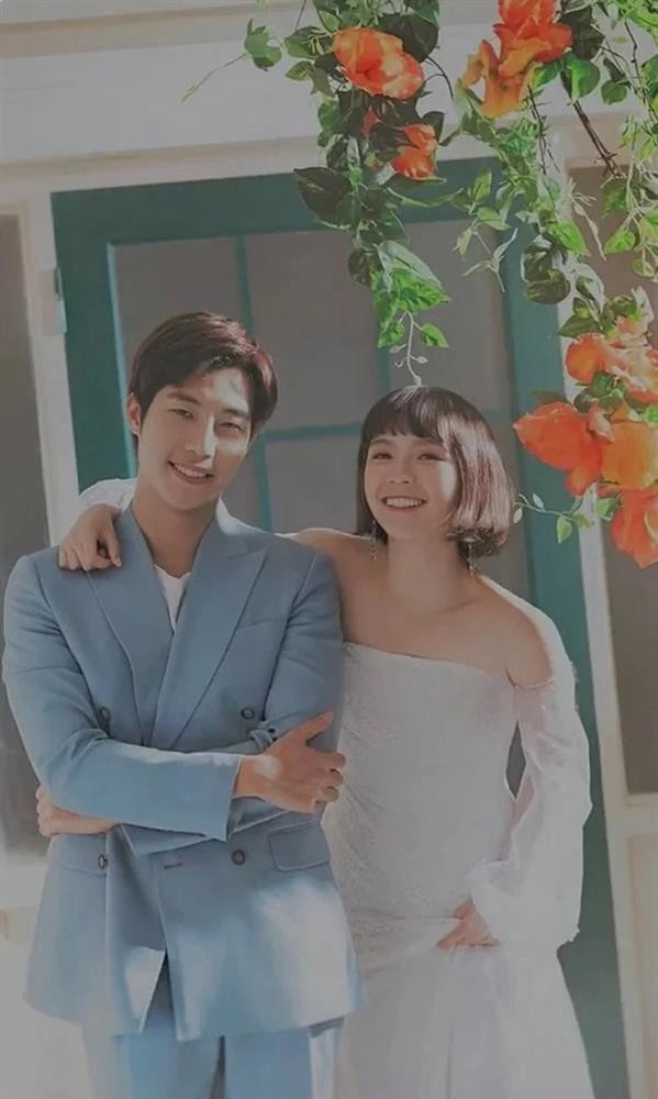 Tuy nhiên chú rể ở đây chẳng là chủ tịch nào cả mà là người mẫu Nguyễn Minh Tú. Được biết, đây chỉ là bộ ảnh mà cặp đôi thực hiện để quảng bá cho một nhãn hàng về đồ cưới.