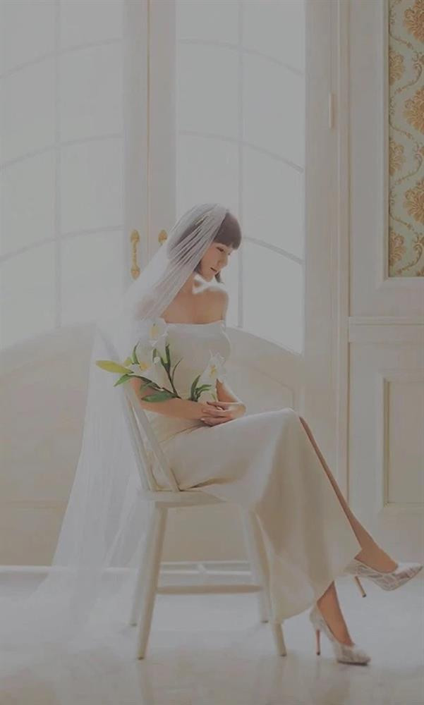 br/> Trong hình, Hải Tú ưu ái váy đuôi cá tôn dáng. Dù sở hữu mái tóc ngắn nhưng nhờ visual trong veo nên chẳng cần tạo kiểu cầu kì, Hải Tú vẫn cho ra chất bộ ảnh style Hàn Quốc đơn giản mà ngọt ngào.