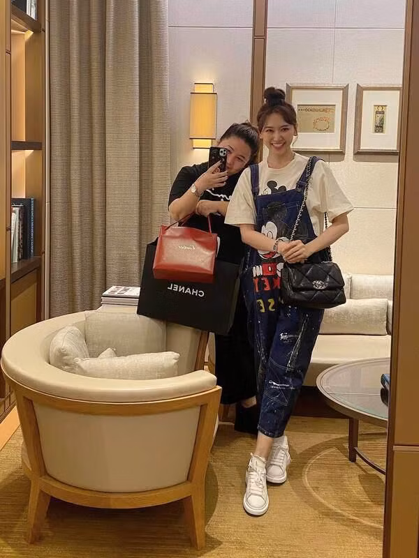 Hari Won vốn đã sở hữu diện mạo trẻ trung hơn rất nhiều so với thực tế, cộng thêm việc xúng xính lên mình item "hack" tuổi ảo diệu như quần yếm, vẻ ngoài của cô lại càng giống thiếu nữ đôi mươi.