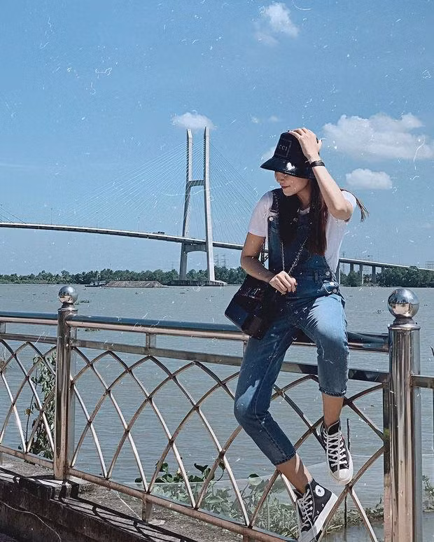 Yếm bò mang hơi hướng vintage giúp người đẹp "xì tin" trẻ trung mà vẫn gợi cảm khi khoe được đôi chân dài.