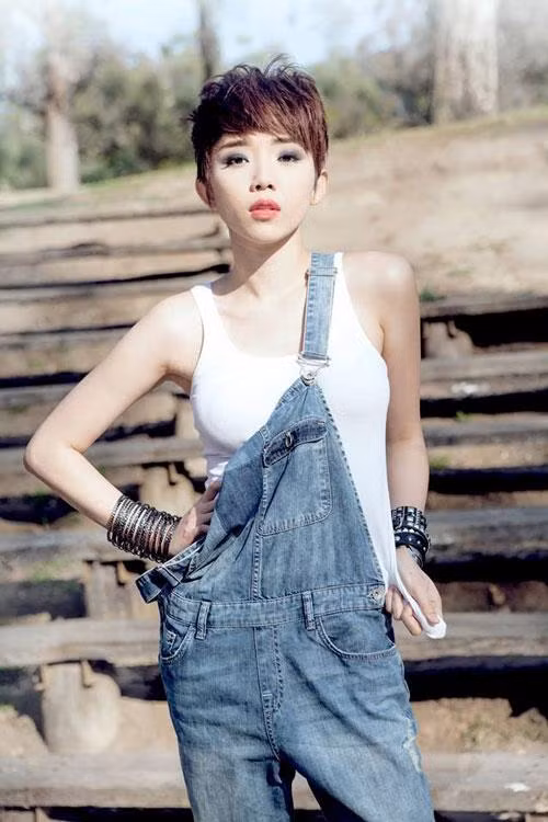 Tóc Tiên được coi là người đón đầu xu hướng mặc quần yếm phá cách kiểu "buông thõng" trong showbiz Việt. Mái tóc ngắn cùng dáng vóc thanh mảnh của người đẹp dường như rất "ăn khớp" với set đồ phóng khoáng này. Cô mix đồ hoàn hảo giữa quần yếm jeans và áo tank top trắng bó sát.