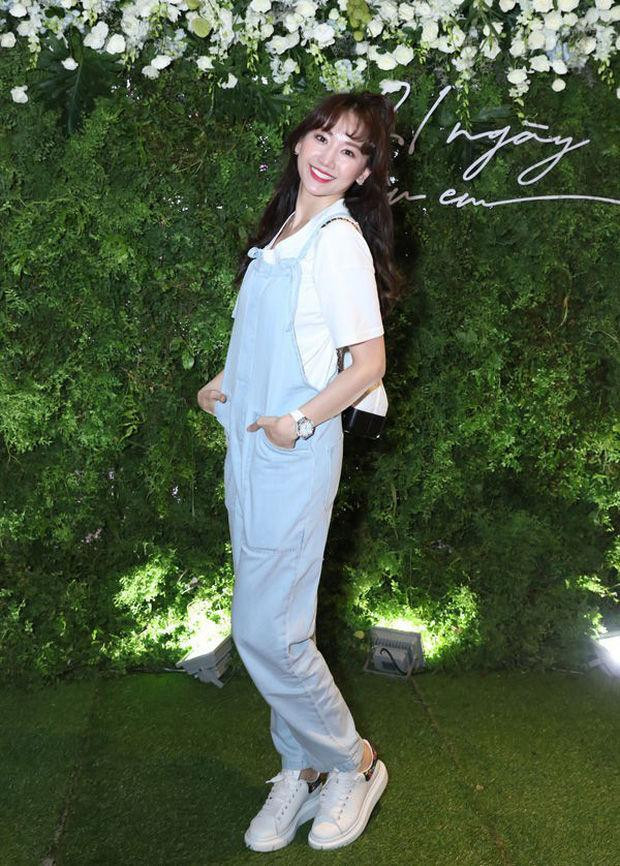 Trong một sự kiện, Hari Won thực sự khiến người ta phải giật mình vì vẻ ngoài quá đỗi trẻ trung, dễ thương. Và công lớn thuộc về combo áo phông + quần yếm + giày sneakers trắng cô đang diện.