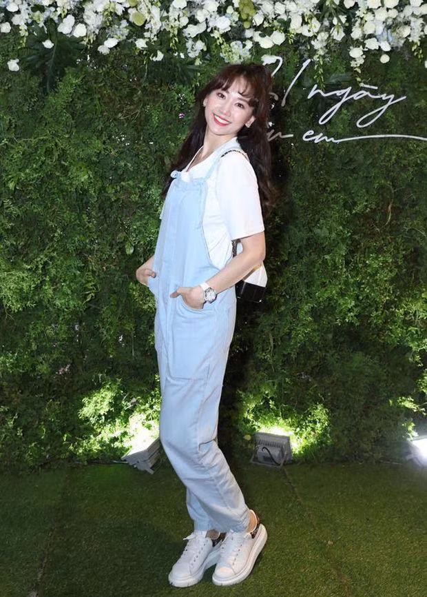 Trong một sự kiện, Hari Won thực sự khiến người ta phải giật mình vì vẻ ngoài quá đỗi trẻ trung, dễ thương. Và công lớn thuộc về combo áo phông + quần yếm + giày sneakers trắng cô đang diện.
