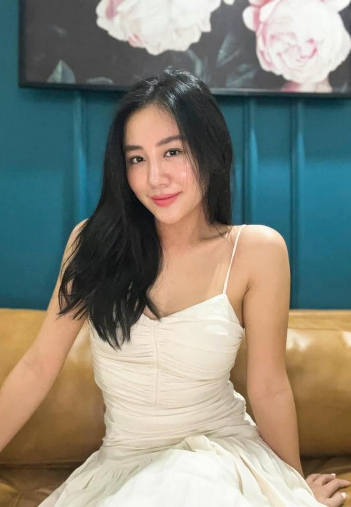 Văn Mai Hương nhẹ nhàng nhưng quyến rũ với váy hai dây.