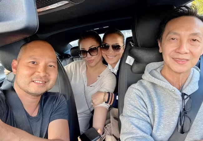Vợ chồng Minh Tuyết hội ngộ đi ăn đầu tuần cùng gia đình Hồng Ngọc.