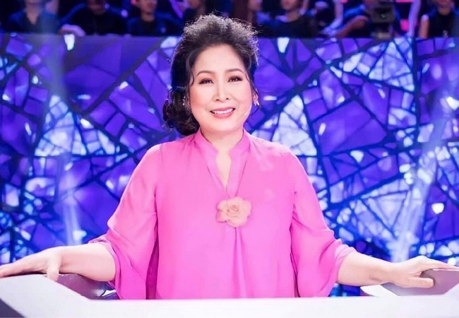 NSND Hồng Vân rạng rỡ khi trở lại quay hình gameshow.