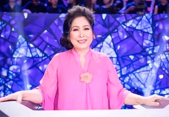 NSND Hồng Vân rạng rỡ khi trở lại quay hình gameshow.