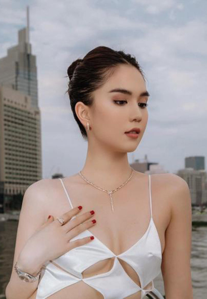 Tin sao Việt 8/12: Ngọc Trinh tham gia bữa tiệc trên du thuyền sang trọng cùng những người bạn.