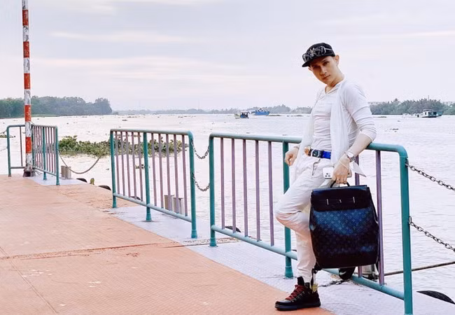 Nguyên Vũ ngẫu hứng tạo dáng với cây đồ hiệu.