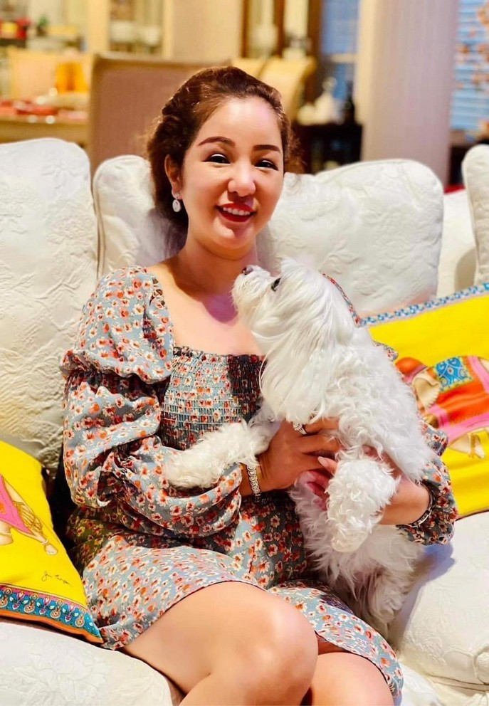 Thúy Nga có giây phút thảnh thơi chơi đùa bên chó cưng.