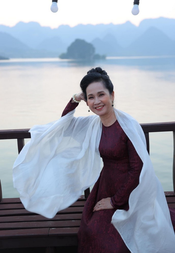 NSND Lan Hương diện áo dài nền nã giữa không gian thiên nhiên hùng vĩ.