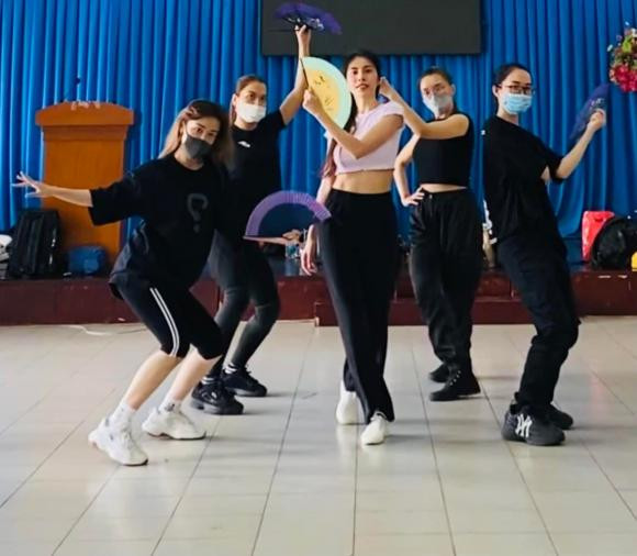 Mới đây nhất, nữ ca sĩ sinh năm 1985 bất ngờ tái xuất đi tập chương trình. Trong loạt ảnh, Thủy Tiên vui vẻ, thần thái tươi tắn, chuyên tâm tập luyện cùng nhóm nhảy. "Tập chương trình" - bà xã Lê Công Vinh viết.