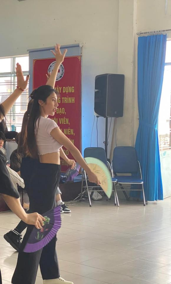 Điều đặc biệt trong toàn bộ loạt ảnh là Thủy Tiên khoe khéo được vòng eo nuột nà, thon gọn sau nhiều tháng vắng bóng mạng xã hội.