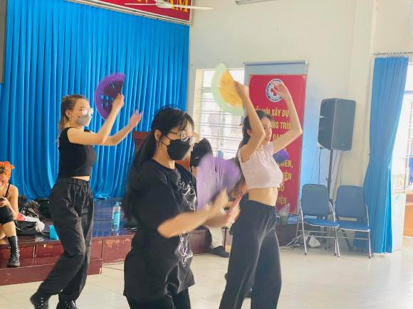 Thủy Tiên bất ngờ tái xuất đi tập chương trình.