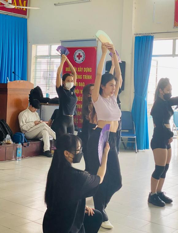 Sau nhiều tháng tạm ẩn, Thủy Tiên vẫn duy trì được vóc dáng thon gọn đáng mơ ước cùng thần thái tươi tắn.