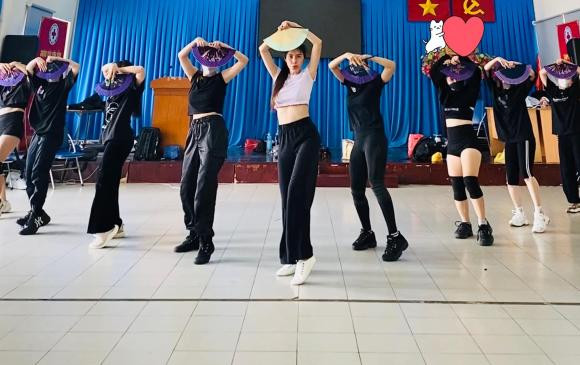 Sự tái xuất của Thủy Tiên sau những lùm xùm sao kê tiền quyên góp từ thiện giúp đỡ bà con miền Trung gặp bão lũ năm trước nhận được lượng tương tác lớn với nhiều bình luận từ cư dân mạng.