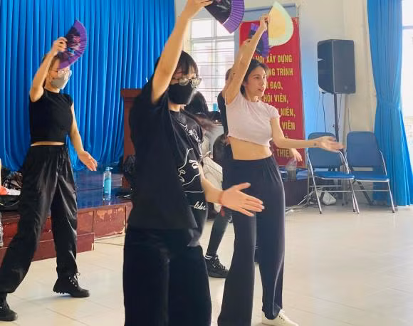 Khác những lần trước, trong lần xuất hiện này, Thủy Tiên nhận được nhiều bình luận tích cực từ cư dân mạng.