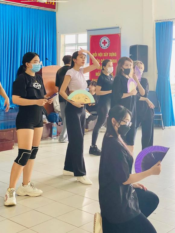 Thời gian qua, những ồn ào xoay quanh sự việc từ thiện miền Trung khiến Thuỷ Tiên gần như biến mất khỏi mạng xã hội. Trong thời gian bà xã Lê Công Vinh "ở ẩn", xuất hiện khá nhiều tin đồn không hay từ phía anti-fan được chia sẻ trên các hội nhóm.