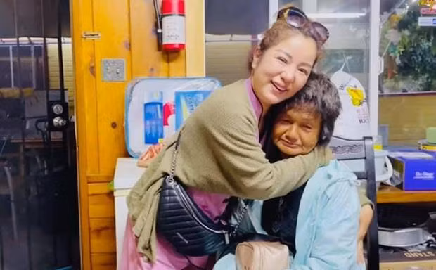 Sau đó, cư dân mạng đưa ý kiến cho rằng nữ nghệ sĩ đang mượn câu chuyện của Thuý Ngân để câu view, làm YouTube. Vì chuyện này mà Thuý Nga vướng phải nhiều ồn ào.