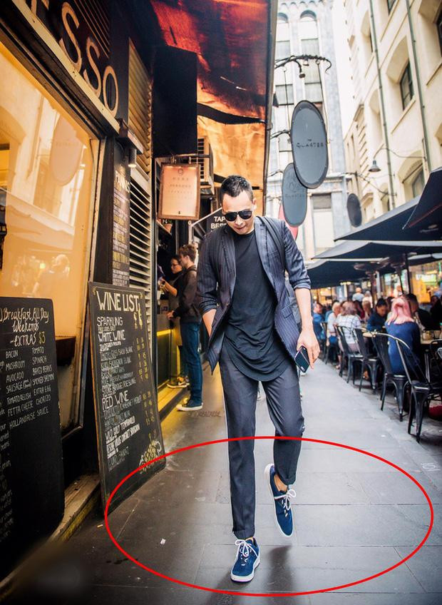 Trong chuyến đi Úc, ông bầu từng bị cư dân mạng bóc kéo chân quá đà đến lệch cả nền gạch.