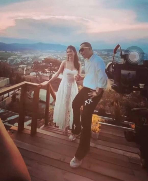 Dễ thấy trong nhiều tấm hình, tỉ lệ cơ thể của ông bầu và các chân dài trở nên thiếu cân đối khi phần lưng ngắn còn đôi chân lại quá dài.