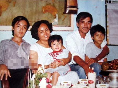 Có thể thấy, ngay từ nhỏ, mỹ nhân 8X đã sở hữu visual không phải dạng vừa với khuôn mặt chuẩn Vline, đôi mắt sáng cùng suối tóc đen dài óng ả. Cho đến thời điểm hiện tại, dù đã là mẹ hai con nhưng Hà Tăng vẫn giữ nguyên khí chất thanh cao cùng những đường nét rạng ngời.