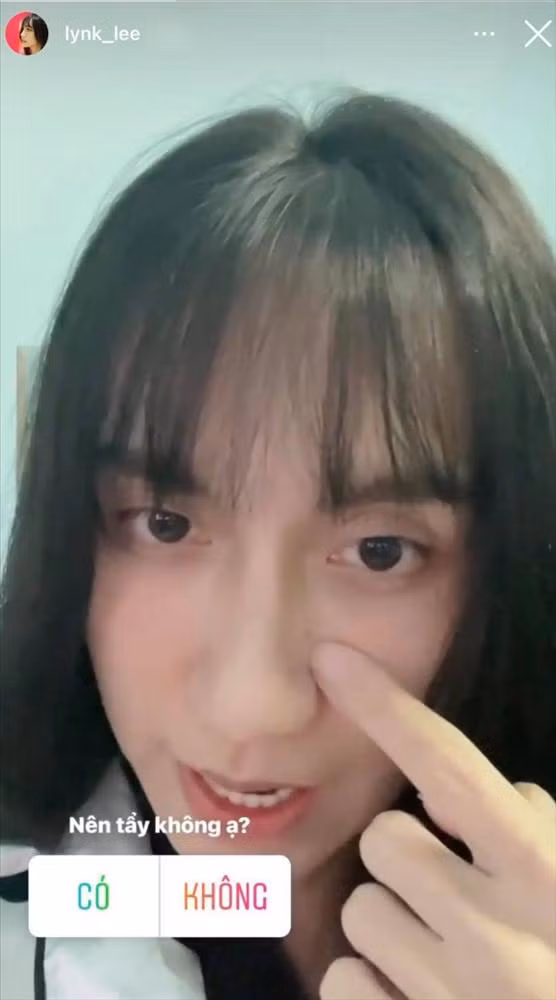 Vị trí nốt ruồi nằm ở phía cánh mũi trái, phải để ý rất kỹ netizen mới thấy được đặc điểm nhận dạng này của cô nàng.