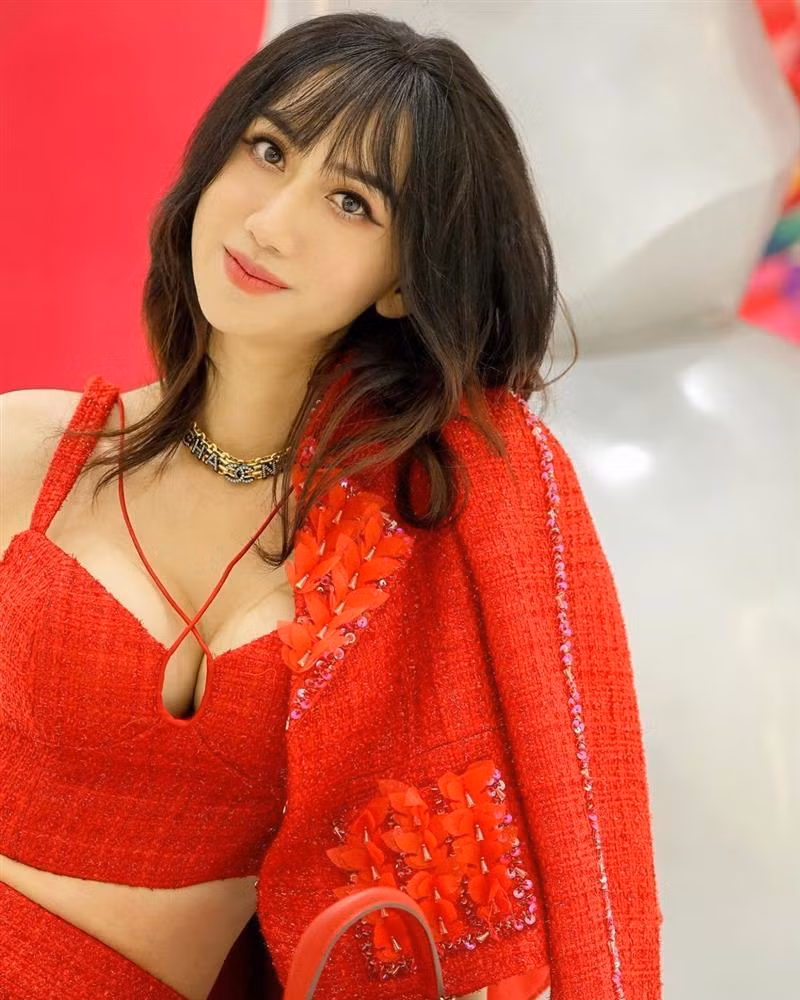 Sau khi trải qua cuộc đại phẫu đau đớn ở Hàn Quốc, nhan sắc Lynk Lee mềm mại và nữ tính hơn hẳn, đặc biệt là đôi "gò bồng đảo" hút mọi ánh nhìn.