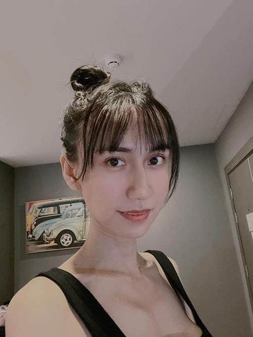 Sau cuộc đại trùng tu ở Hàn Quốc, nữ ca sĩ chuyển giới lại gây bất ngờ khi hoàn thành phẫu thuật cắt yết hầu ở Thái Lan và dự định sẽ chỉnh sửa thêm dây thanh quản để giọng nói mềm mại, nữ tính hơn.