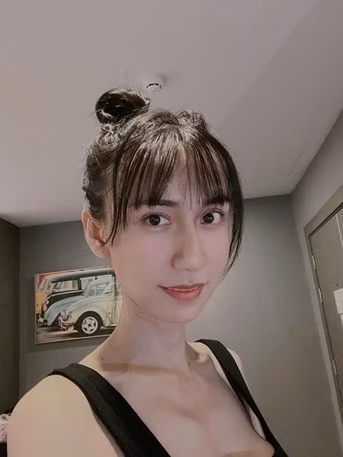 Sau cuộc đại trùng tu ở Hàn Quốc, nữ ca sĩ chuyển giới lại gây bất ngờ khi hoàn thành phẫu thuật cắt yết hầu ở Thái Lan và dự định sẽ chỉnh sửa thêm dây thanh quản để giọng nói mềm mại, nữ tính hơn.