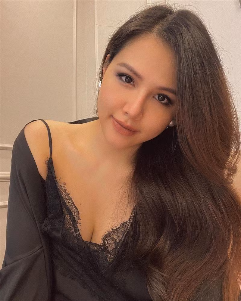 Tăng 20kg trong thai kỳ nhưng nay Phanh Lee đã lột xác ngoạn mục. Sau khi sinh con, cô đã giảm được 10kg nhờ phương pháp cho con bú. Trong những bước ảnh chụp cận, gương mặt nữ diễn viên vẫn khá sưng nhưng bù lại, đường nét thanh tú và làn da láng mịn là một điểm cộng.