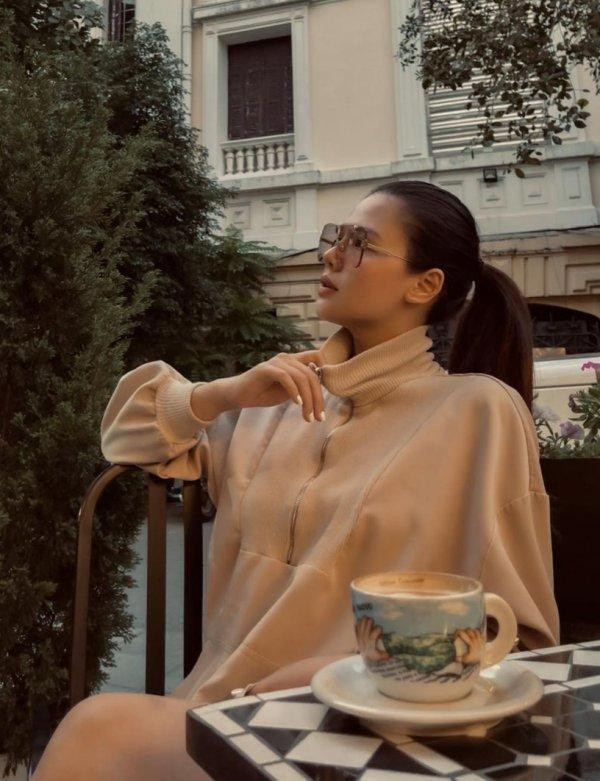 Mới đây trong loạt ảnh đi du lịch được Phanh Lee đăng tải trên Instagram cá nhân, gương mặt thanh tú và thời trang bỉm sữa "không phải dạng vừa" của cô gây ấn tượng với cộng đồng mạng. Mặc dù đang ở cữ và bận rộn với vai trò làm mẹ, song người đẹp vẫn dành thời gian để chăm sóc vẻ ngoài.