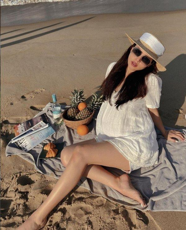 Người đẹp toát lên thần thái nàng dâu nhà hào môn sang chảnh ngay cả khi bầu bí.