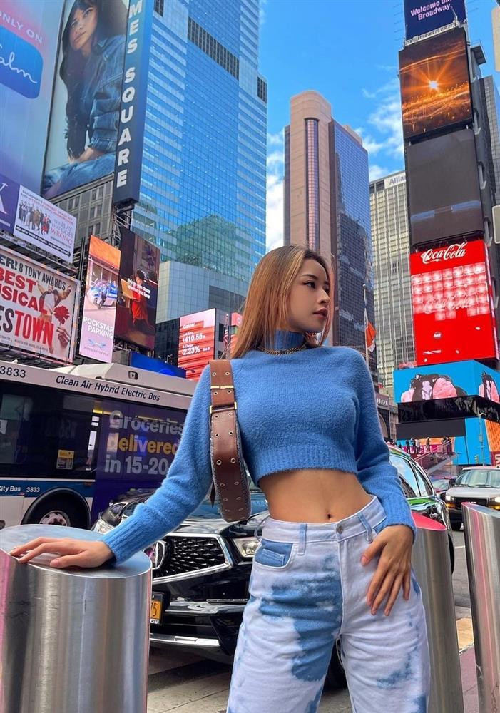 Trong khi chờ nhập học, Chi Pu dành thời gian để đi du lịch tại Mỹ. Cô đã check in tại quảng trường Thời đại tại New York, Mỹ. Xuất hiện tại địa điểm nổi tiếng này, nữ ca sĩ chọn một chiếc croptop len phối cùng với quần jeans năng động và gợi cảm vừa phải.