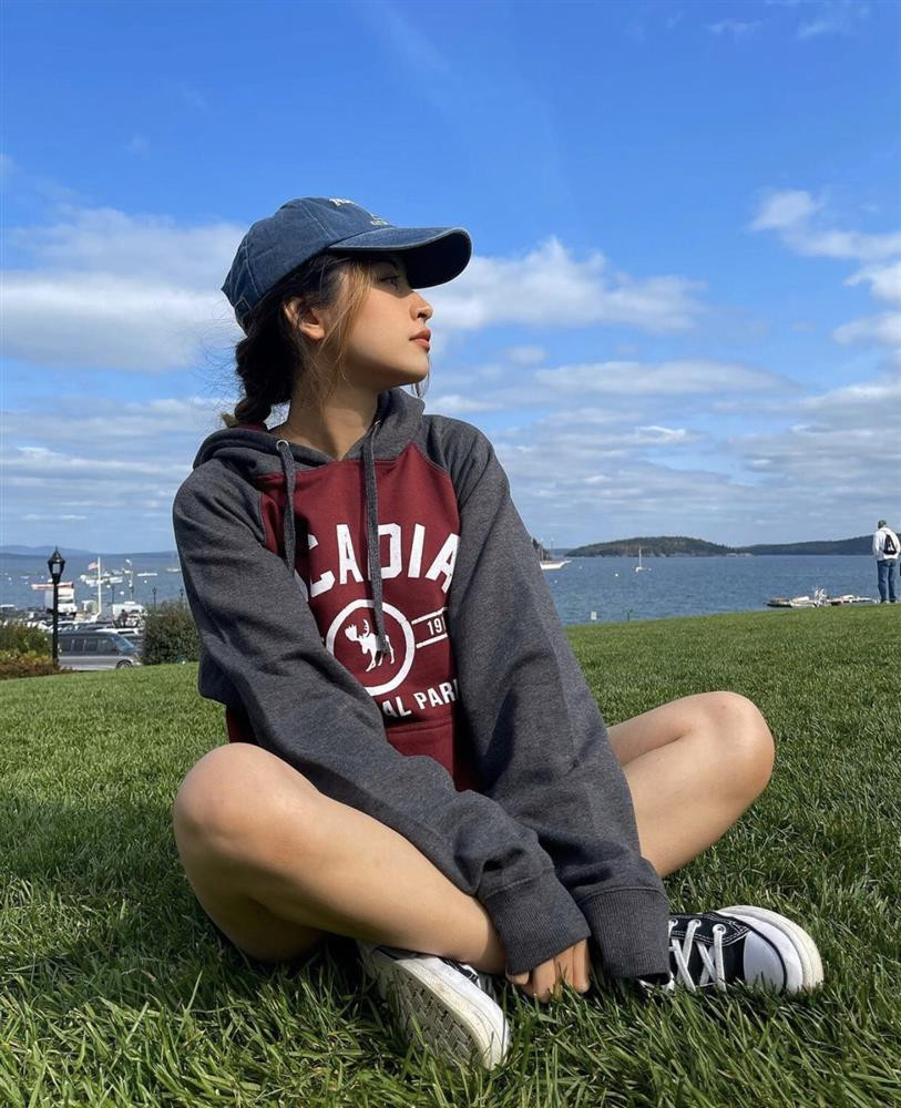 Thậm chí cô chuộng lại phong cách "xì tin", hack tuổi với hoodie, giày sneaker, mũ lưỡi trai. Hình ảnh này của Chi Pu khiến người ta liên tưởng đến hình ảnh của cô thời mới vào nghề, trong sáng và hợp mắt nhiều người.