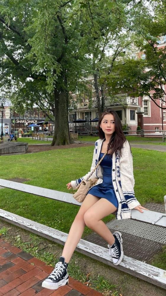 Với set đồ gồm váy và áo cardigan, Chi Pu nhìn chuẩn như một cô nữ sinh Mỹ.