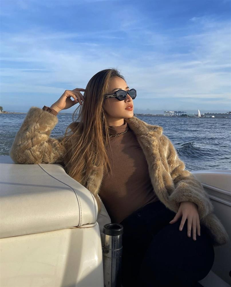 Dù kín đáo nhưng độ sang chảnh và thần thái của 9X này là miễn bàn.