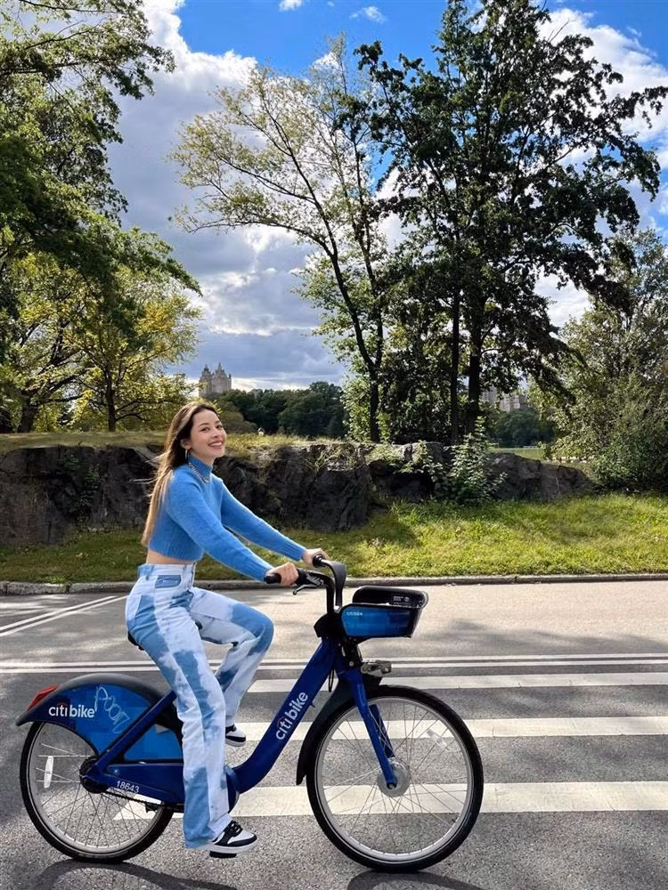 Trước đó, trong những ngày đầu sang Mỹ, Chi Pu gây bất ngờ vì bên cạnh việc thay đổi môi trường sống, cô bỗng dưng có sự "lột xác" về phong cách thời trang. Không còn những bộ cánh hở bạo, khoe thân triệt để như hồi còn ở Việt Nam, cô nàng sinh năm 1993 bỗng dưng ăn mặc kín đáo, hiền lành đến mức đáng ngạc nhiên.