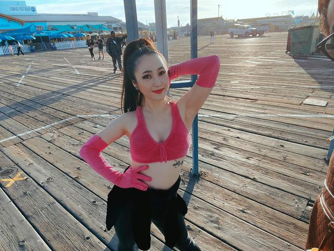 Không cam tâm bó buộc bản thân trong những bộ cánh điệu đà như thời còn ở Việt Nam, người đẹp chịu phá bỏ giới hạn và tự mình mix đồ một cách phóng khoáng.