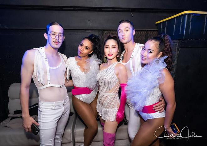 Chỉ có điều sự bạo dạn không đi liền với mắt thẩm mỹ đã để lại cho Hương Tràm những màn lên đồ gây chán ngán.