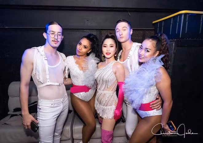 Chỉ có điều sự bạo dạn không đi liền với mắt thẩm mỹ đã để lại cho Hương Tràm những màn lên đồ gây chán ngán.