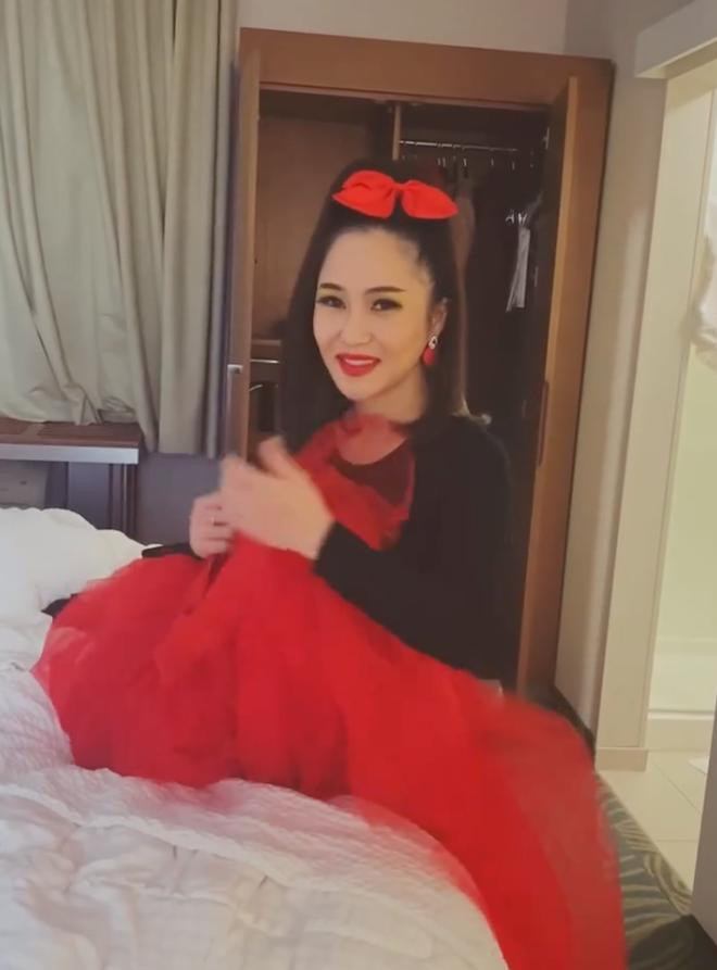 Trong đoạn clip Hương Tràm mới tung lên Instagram, cô đưa người ta một vé về tuổi thơ nơi có bé Xuân Mai, Xuân Nghi với mái tóc thắt nơ buộc chỏm và váy đầm đỏ bồng bềnh. Thật hiếm ai có thể dùng trang phục sến sẩm để đánh bật người xem trở về thời quá khứ như Hương Tràm.