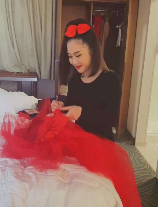 br/> Hương Tràm vốn dĩ rất hiếm khi lọt top mặc đẹp chứ đứng nói tới việc trở thành biểu tượng sành điệu. Khi diện đồ phản cảm, lúc lại hoá thành cô nương sến súa khó coi, nữ ca sĩ cứ đứng bơ vơ như một sinh linh lạc lõng ở thế giới thời trang. Tưởng rằng chuyến đi tới Mỹ sẽ góp phần cải tổ phong cách, nâng cấp Hương Tràm lên một phiên bản thức thời hơn, nhưng mọi chuyện có vẻ không như vậy.