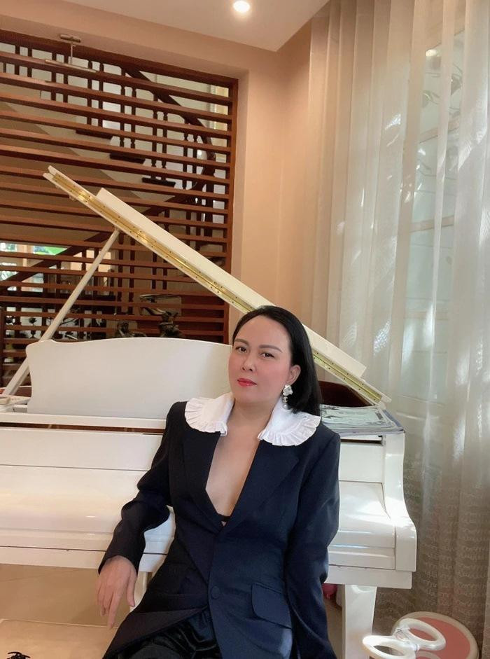 Mới đây, nữ doanh nhân Thanh Hóa đã chia sẻ loạt ảnh diện vest quyến rũ với mốt lộ nội y lấp ló. Có thể thấy dù đã U50, song Phượng Chanel vẫn không ngần ngại khoe cơ thể khiến nhiều phụ nữ cùng trang lứa cũng phải ganh tị.