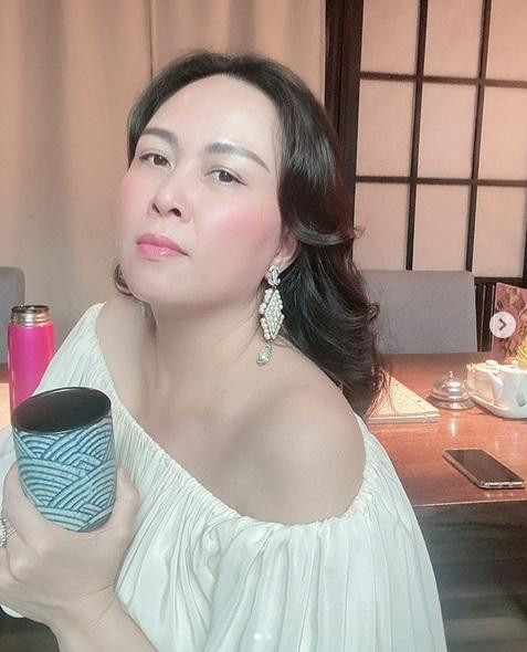 Nữ doanh nhân vẫn e dè với các thiết kế hở vừa phải để khoe làn da mịn màng. Tuy nhiên, sau chia tay cô "bung lụa" hết nấc.