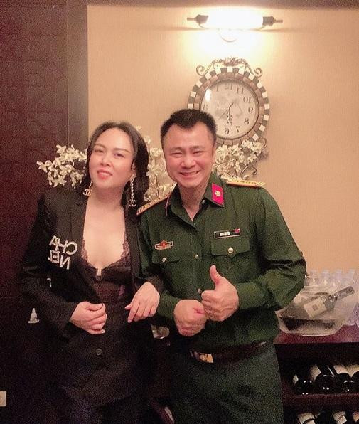 Cô cũng từng áp dụng outfit tương tự khi chụp chung khung hình cùng nghệ sĩ Tự Long.