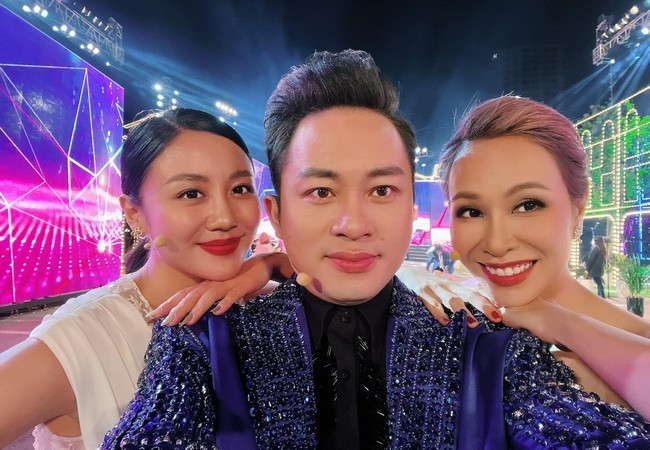 Tùng Dương hội ngộ hai đàn em Uyên Linh, Văn Mai Hương trong một đêm nhạc trên sóng VTV1.