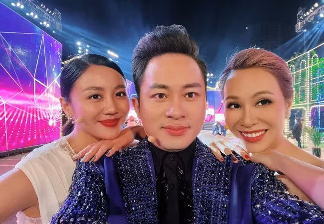 Tùng Dương hội ngộ hai đàn em Uyên Linh, Văn Mai Hương trong một đêm nhạc trên sóng VTV1.